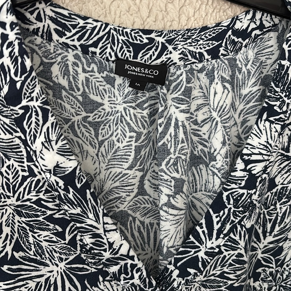 Jones New York Top Women's 1X Blue Floral Rayon V-Neck Blouse Cap Sleeve - Picture 2 of 5